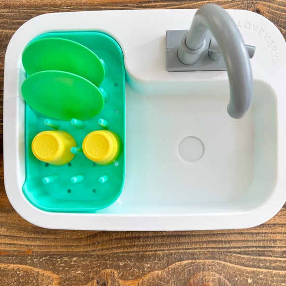 Lovevery Sustainable Sink with Bio-Based Cups And Plates - Picture 2 of 4